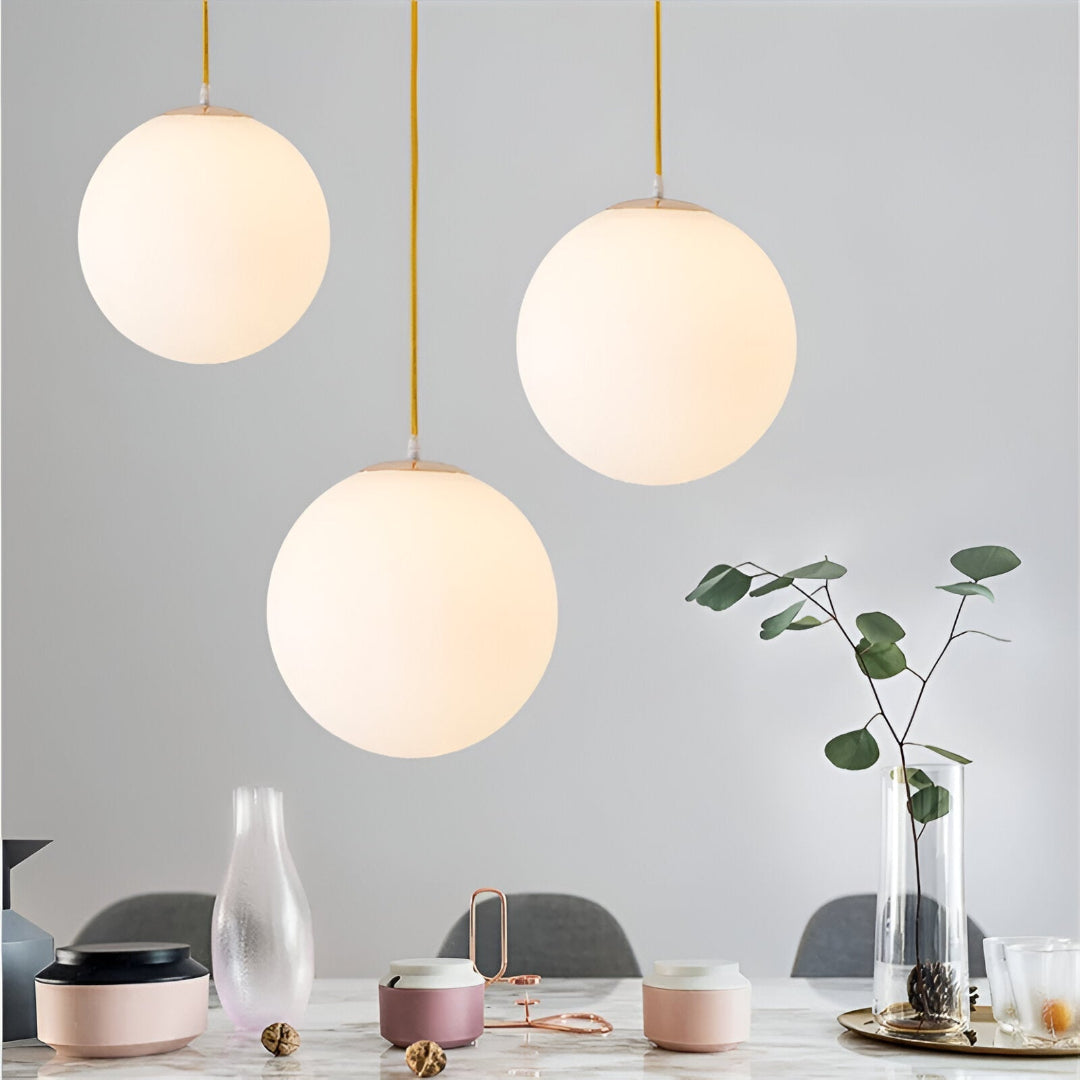 Moderne Glazen Hanglampen met Witte Bolvormige Lampenkappen
