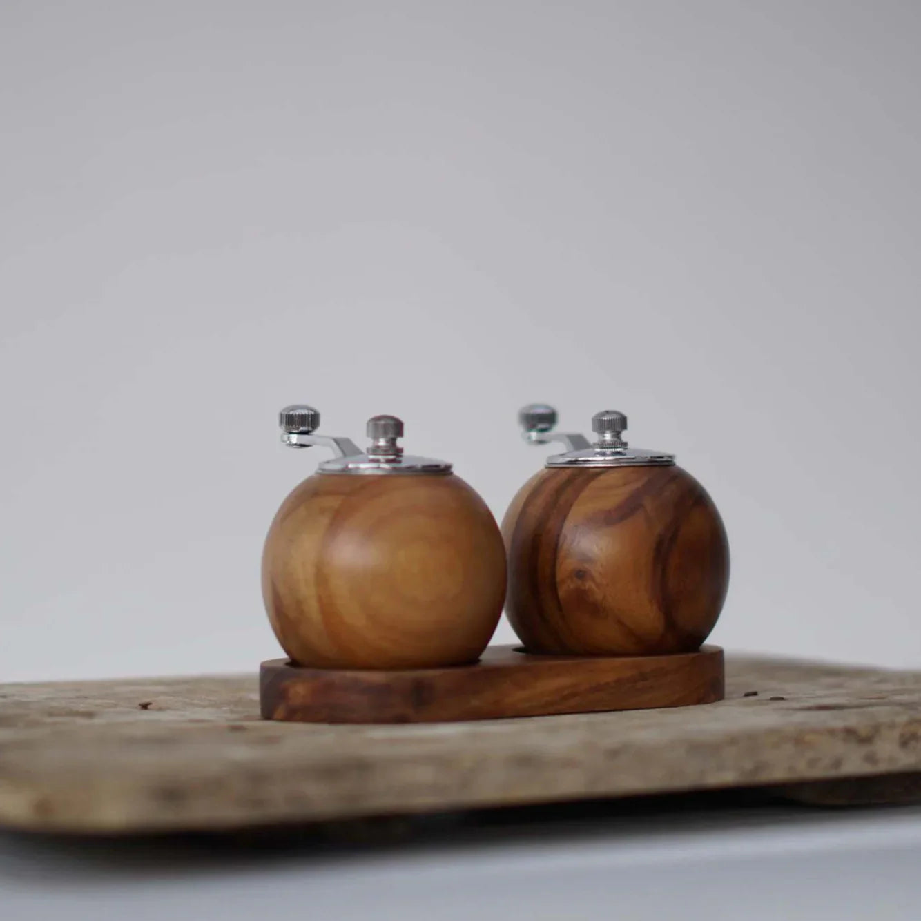 Nordic Zout- en Pepermolen Set - Stijlvol - Functioneel - Perfect voor Keuken-Kitchen Tools and Accessories-De Bazelaar