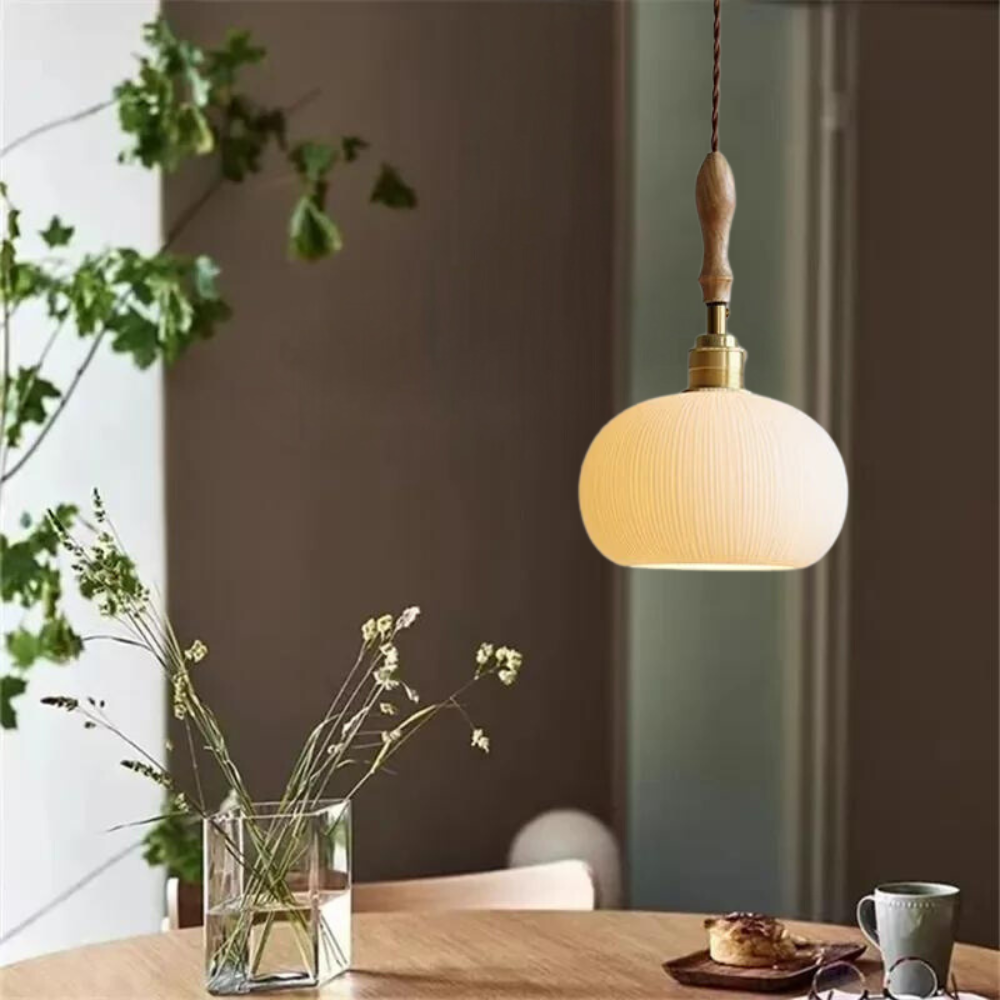 Japandi Hanglamp van Keramiek en Hout-light decor-De Bazelaar