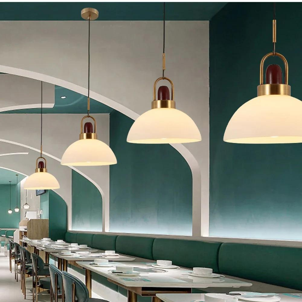 Luxe Hanglamp met Geborstelde Gouden Afwerking-light decor-De Bazelaar