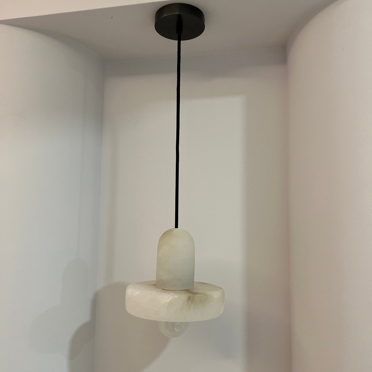 Moderne Witte Alabaster Hanglamp met Marmeren Lampenkap-light decor-De Bazelaar