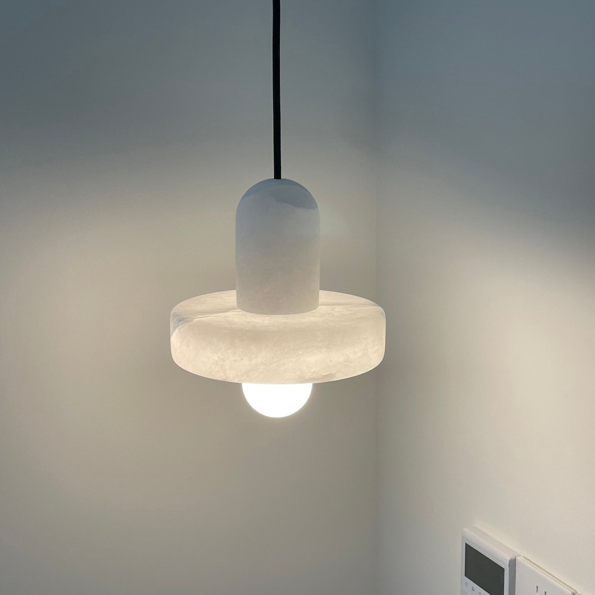 Moderne Witte Alabaster Hanglamp met Marmeren Lampenkap-light decor-De Bazelaar
