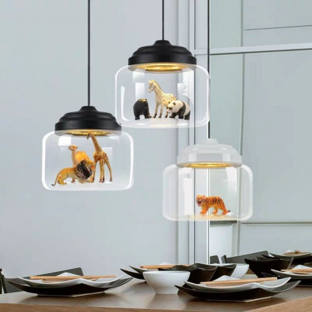 Petit Zoo in Glas Hanglamp – Unieke Sfeer met Miniatuur Dieren