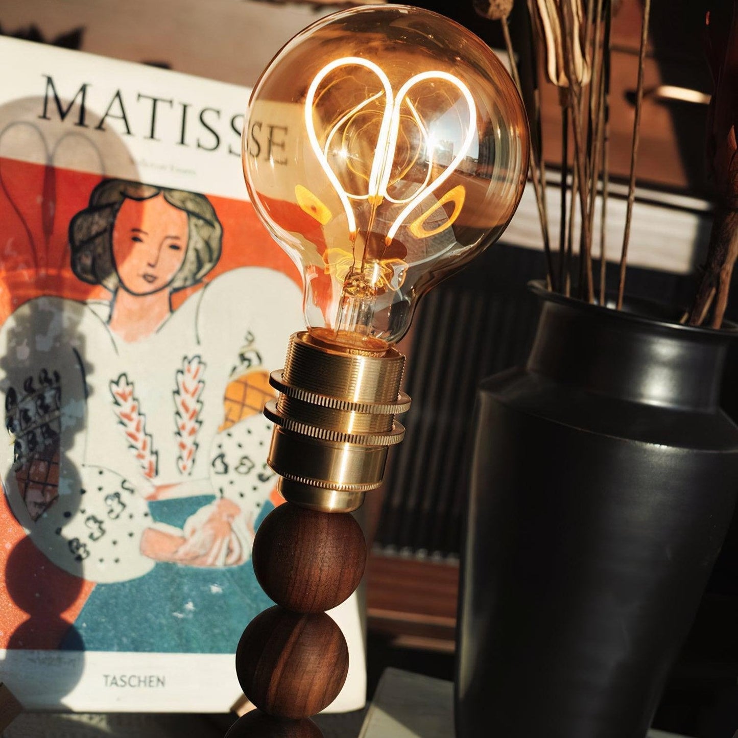 Moderne Dimbare Tafellamp van Notenhout en Glas-light decor-De Bazelaar