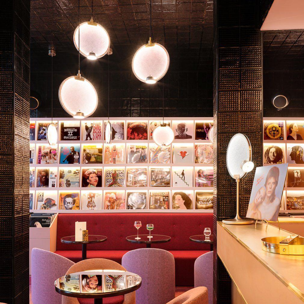 Horo Hanglamp – Elegant Messing & Getint Glas-light decor-De Bazelaar