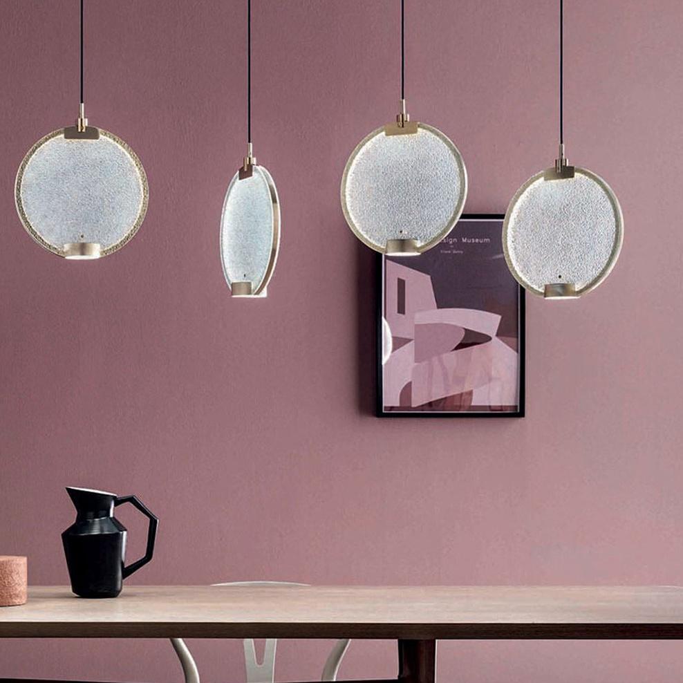 Horo Hanglamp – Elegant Messing & Getint Glas-light decor-De Bazelaar