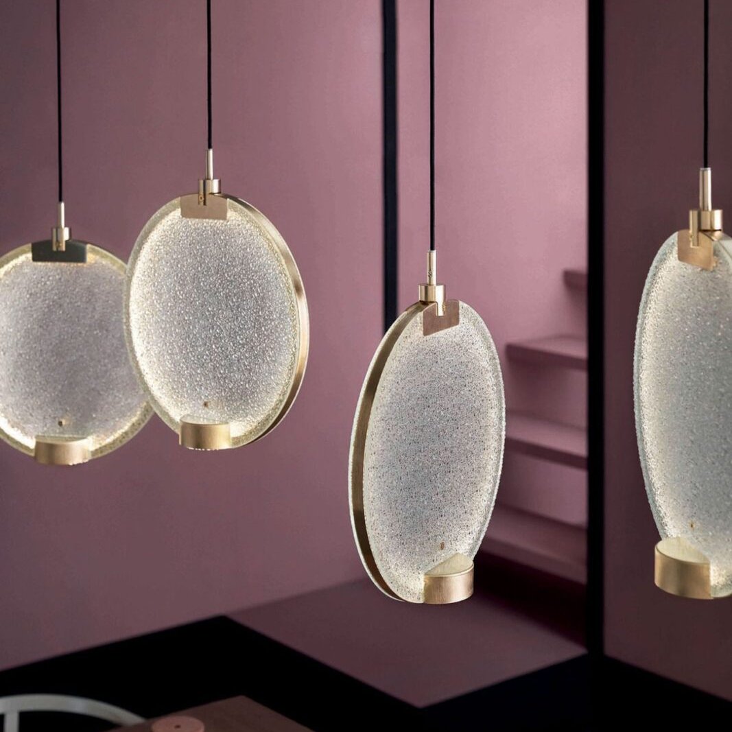 Horo Hanglamp – Elegant Messing & Getint Glas-light decor-De Bazelaar