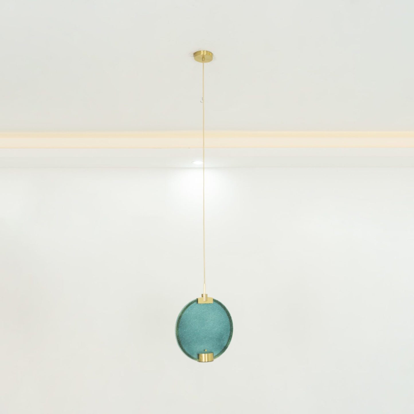 Horo Hanglamp – Elegant Messing & Getint Glas-light decor-De Bazelaar