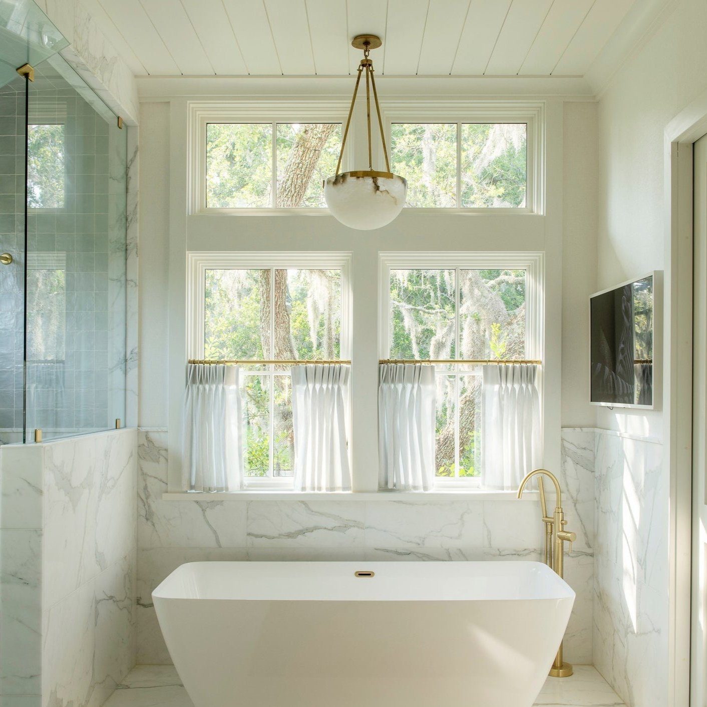 Luxe Albast Kroonluchter met Gouden Details-light decor-De Bazelaar