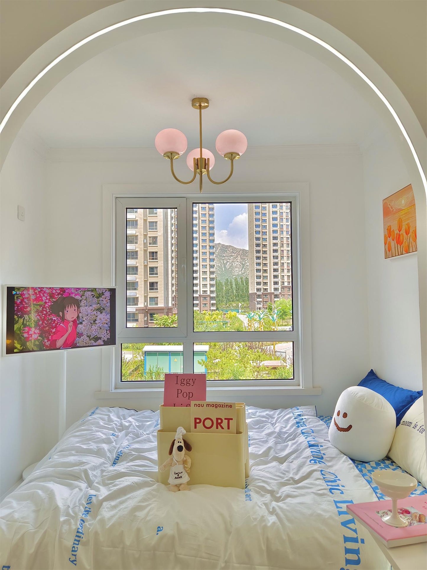 Moderne kroonluchter met speelse flair-light decor-De Bazelaar