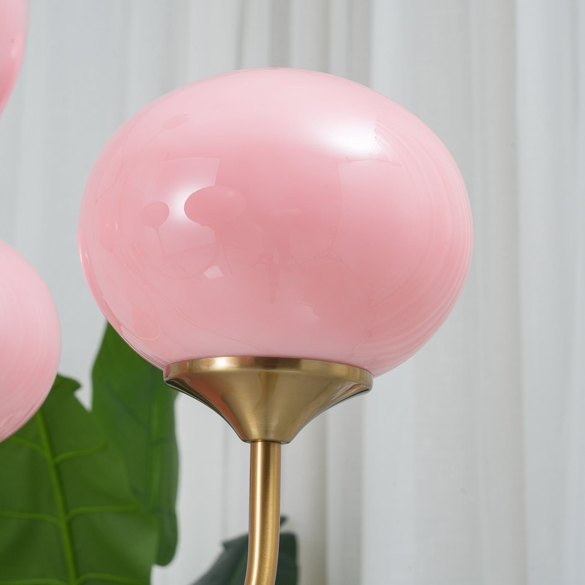 Moderne kroonluchter met speelse flair-light decor-De Bazelaar