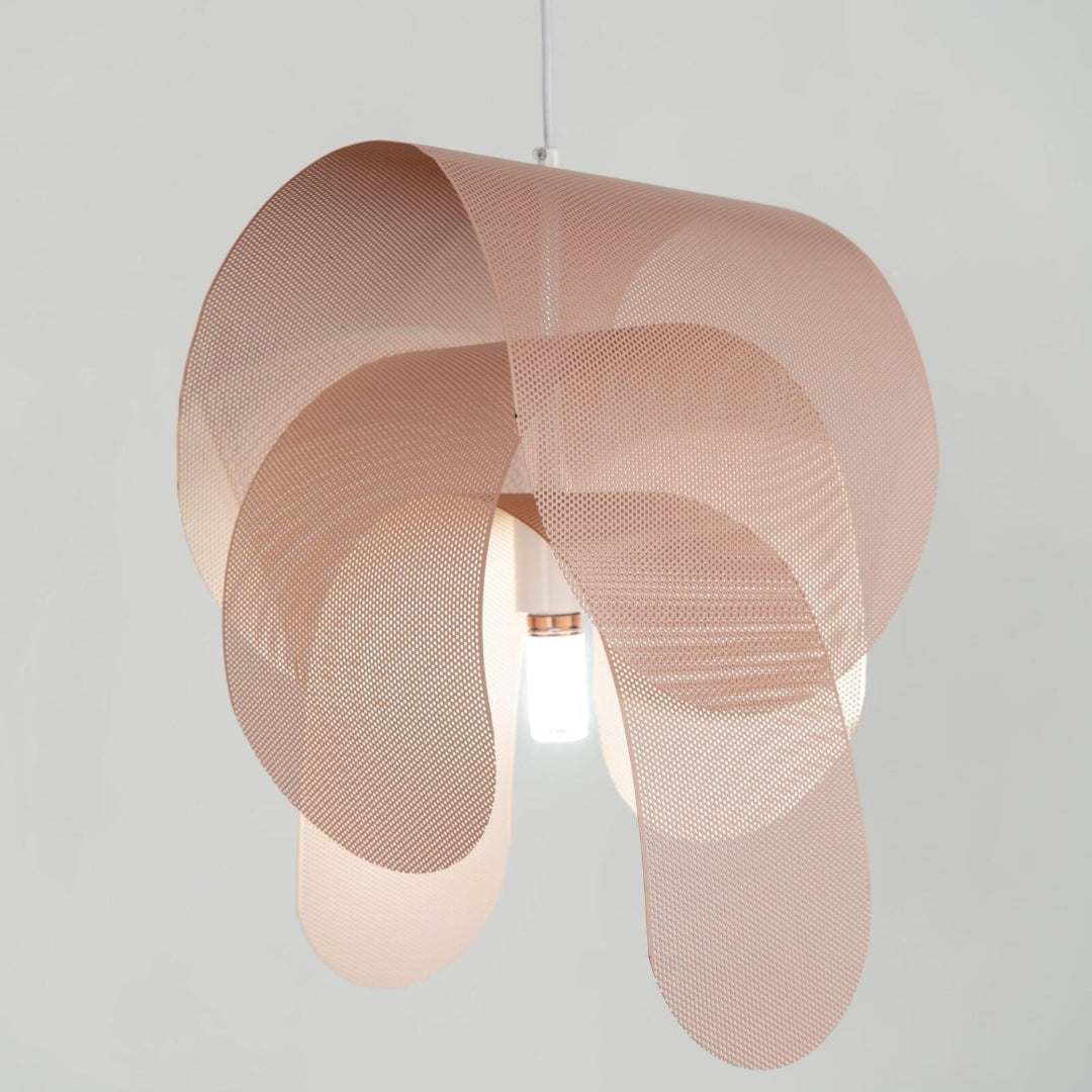 Geperforeerde metalen hanglamp in elegante rosé afwerking