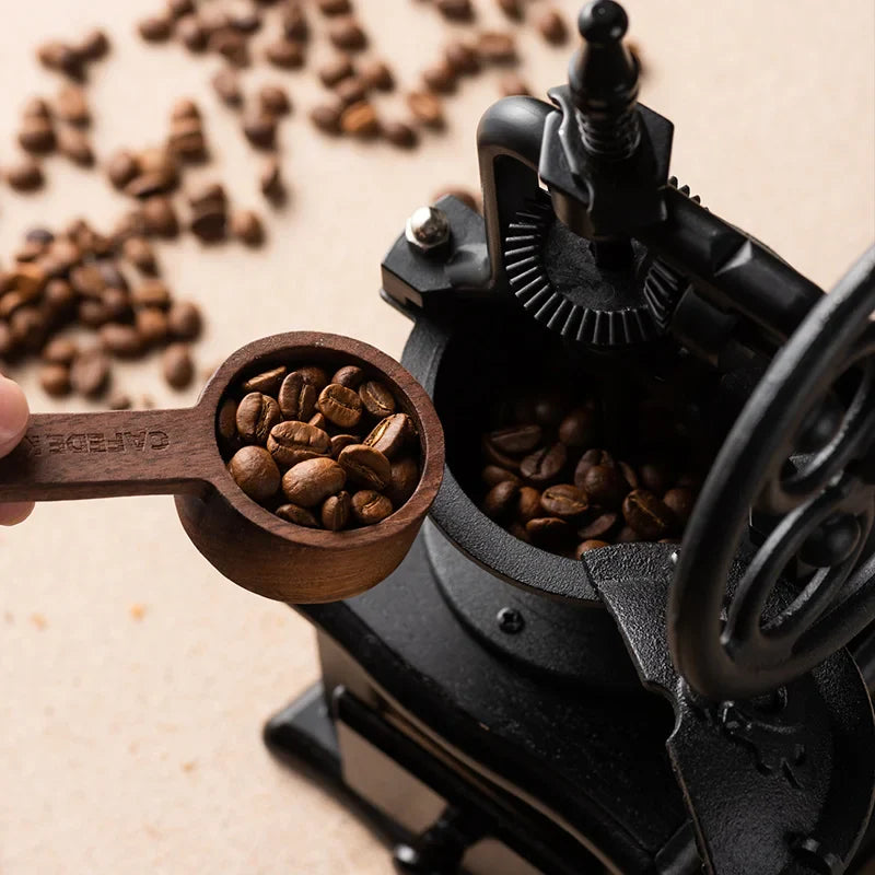 Vintage Metaal Koffiemolen - Handmatig - Keramische Kern - Unieke Smaak-Coffee & Tea-De Bazelaar