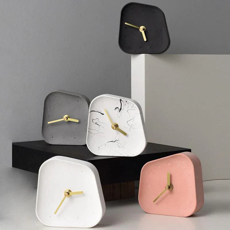 Retro Betonnen Bureauklok - Uniek Ontwerp met Gouden Accenten-Wall Clocks-De Bazelaar