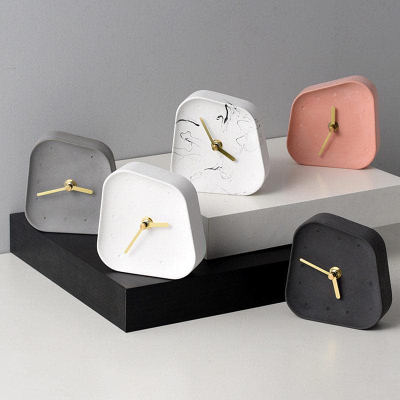 Retro Betonnen Bureauklok - Uniek Ontwerp met Gouden Accenten-Wall Clocks-De Bazelaar
