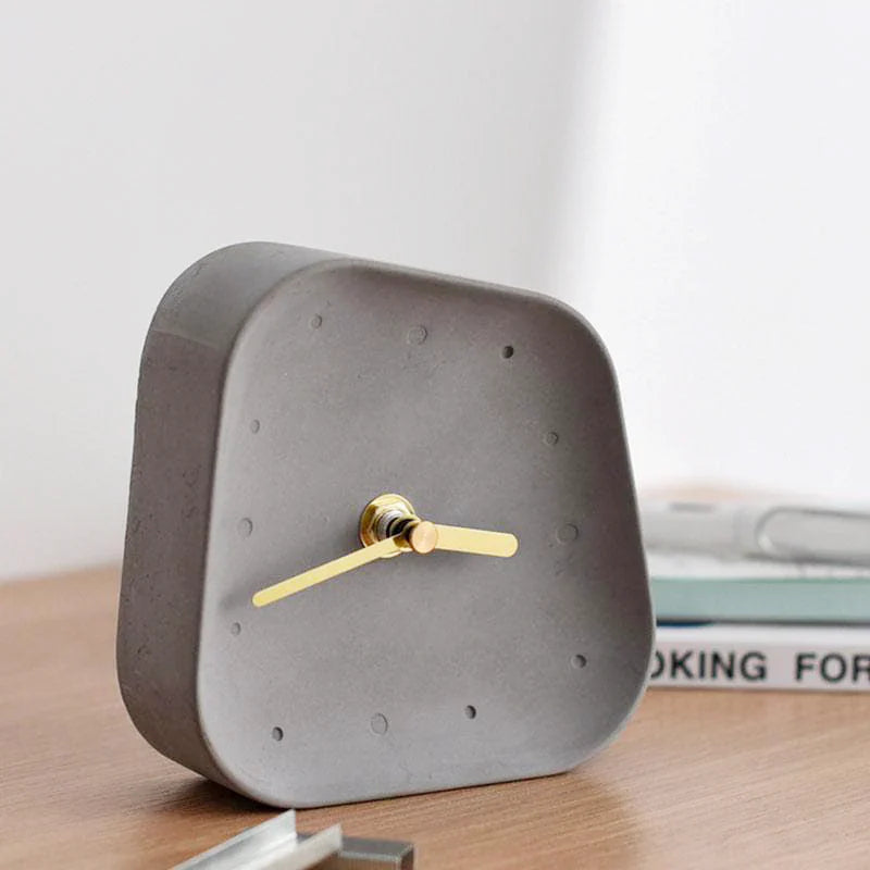 Retro Betonnen Bureauklok - Uniek Ontwerp met Gouden Accenten-Wall Clocks-De Bazelaar