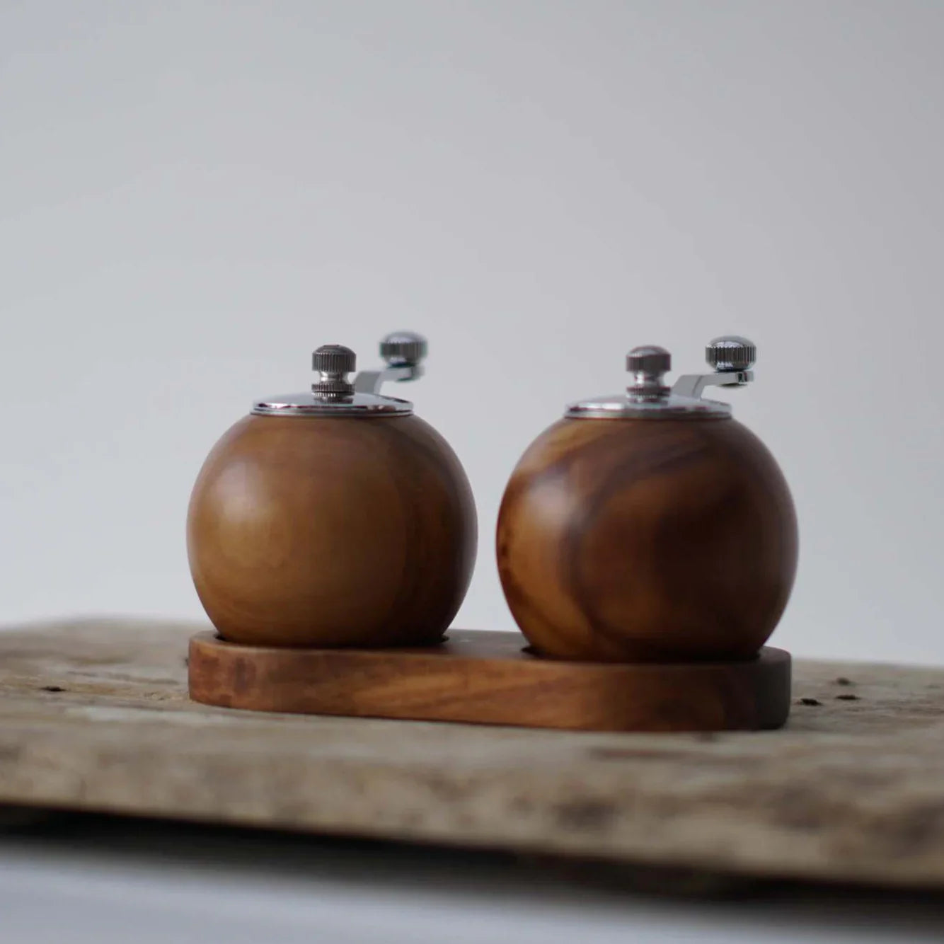 Nordic Zout- en Pepermolen Set - Stijlvol - Functioneel - Perfect voor Keuken-Kitchen Tools and Accessories-De Bazelaar