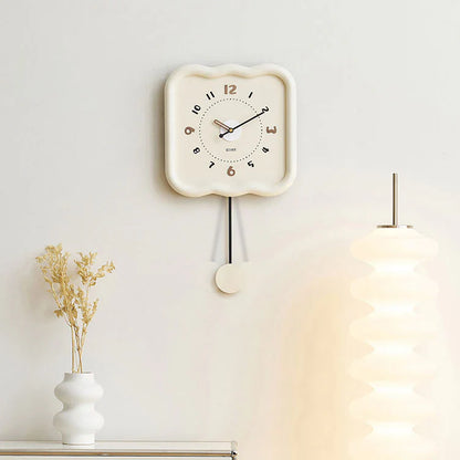 Houten Schommel Wandklok - Stille Crème - Golvende Rand-Wall Clocks-De Bazelaar