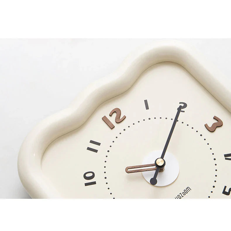 Houten Schommel Wandklok - Stille Crème - Golvende Rand-Wall Clocks-De Bazelaar